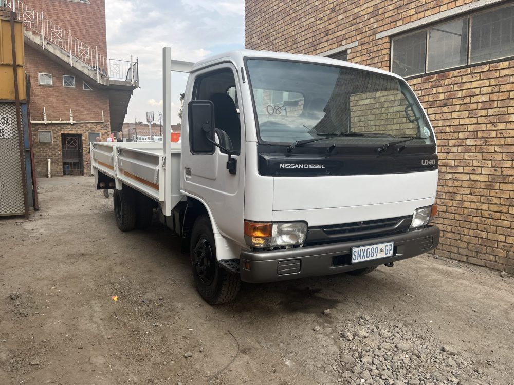 2005 Nissan UD40