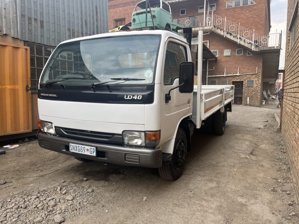 2005 Nissan UD40 - Image 2
