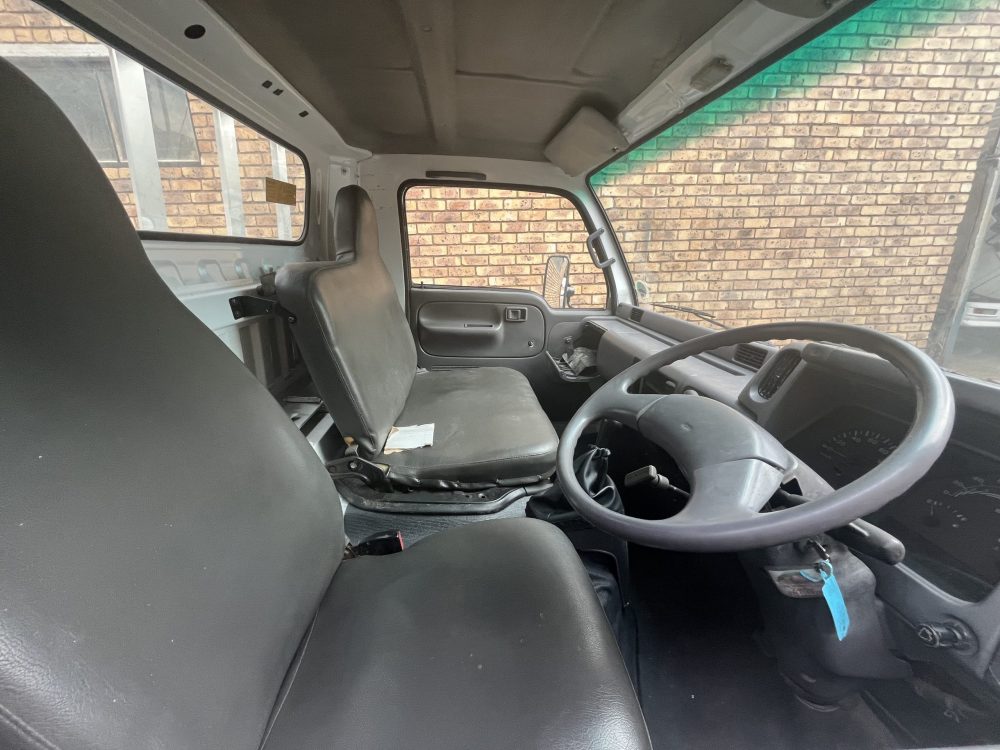 2005 Nissan UD40 - Image 5