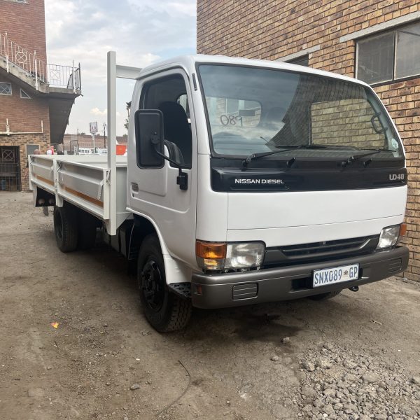 2005 Nissan UD40