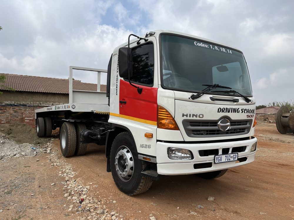 2010 Hino 500 1626 Horse & Trailer