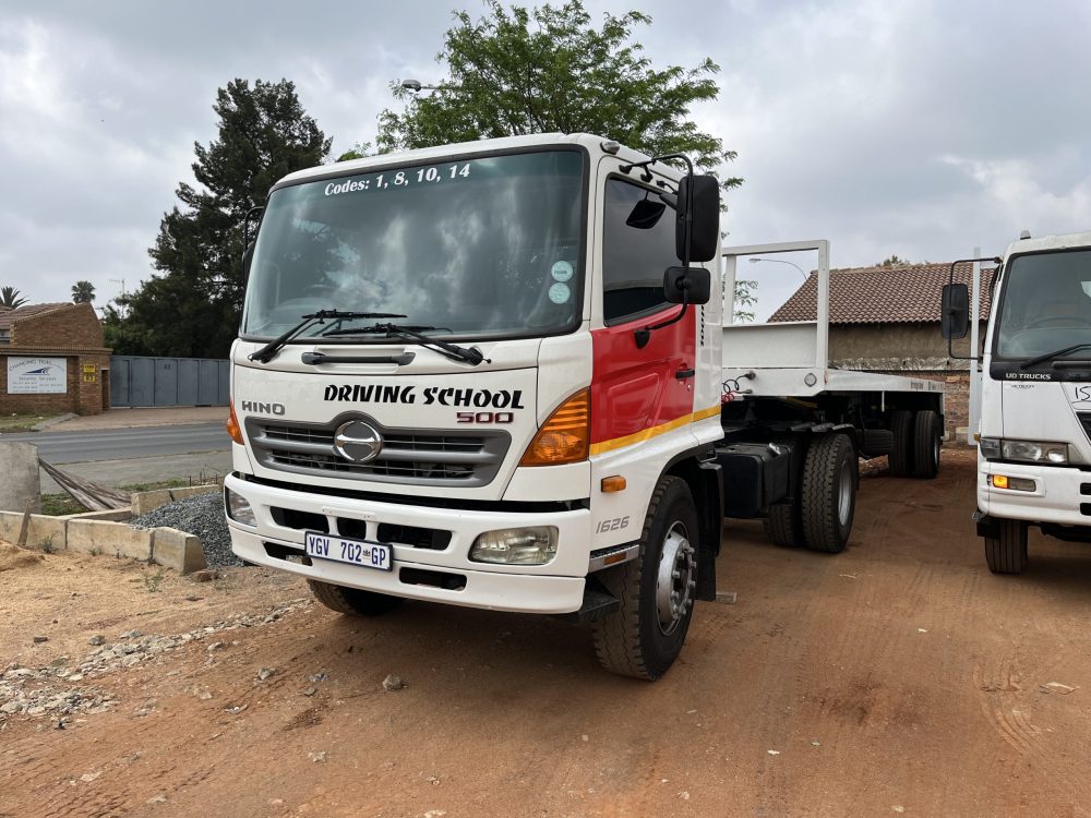 2010 Hino 500 1626 Horse & Trailer - Image 2