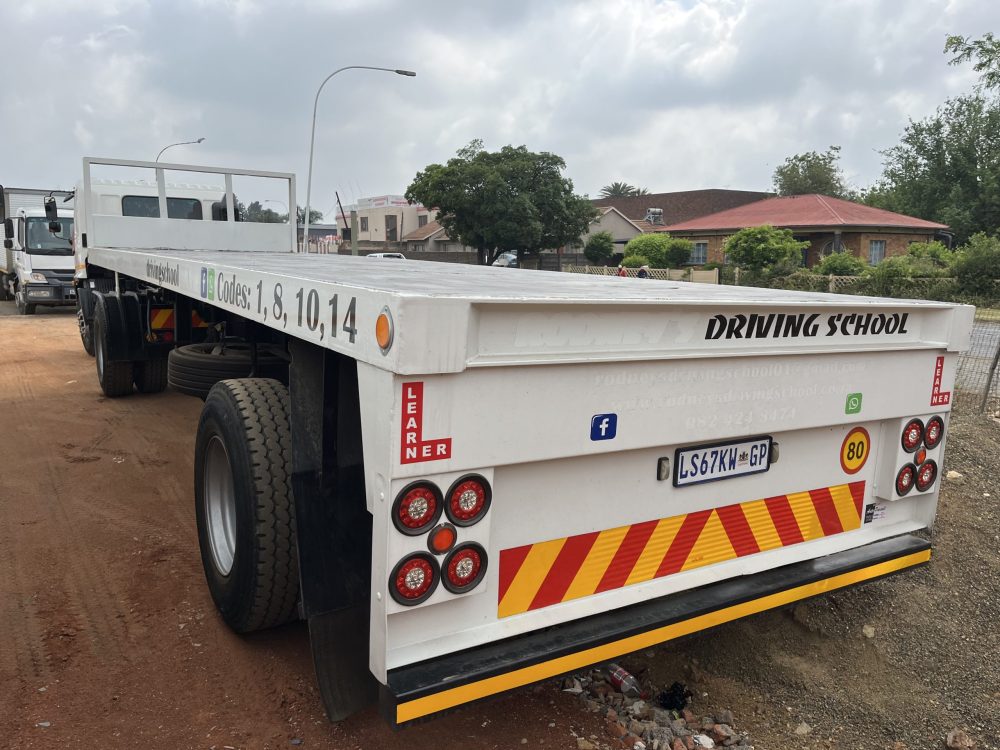 2010 Hino 500 1626 Horse & Trailer - Image 3