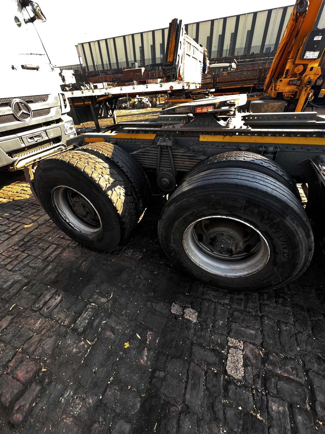 Volvo 440 Hub-Reduction Truck - Image 5